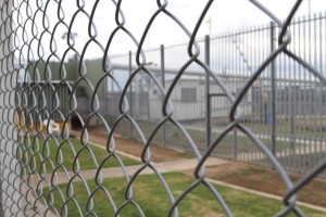 Alternatives to immigration detention bring benefits – study